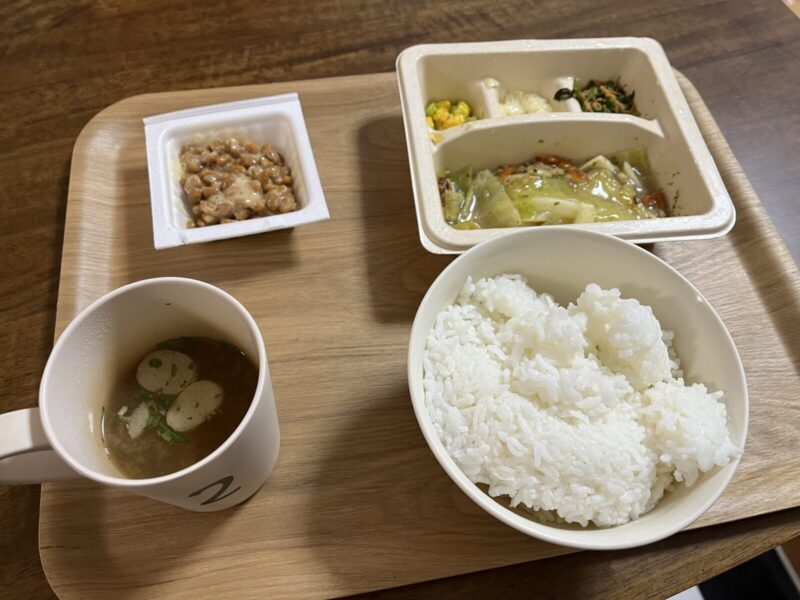 ナッシュ「白身魚とアサリのコンソメソース」-ごはん、納豆、味噌汁を追加した夕食