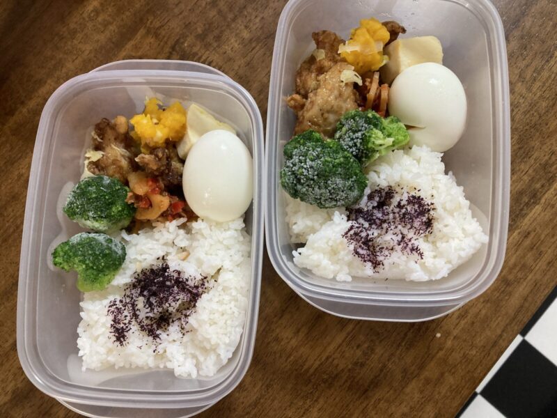冷凍弁当ナッシュを2食に分けて詰め替えた弁当
