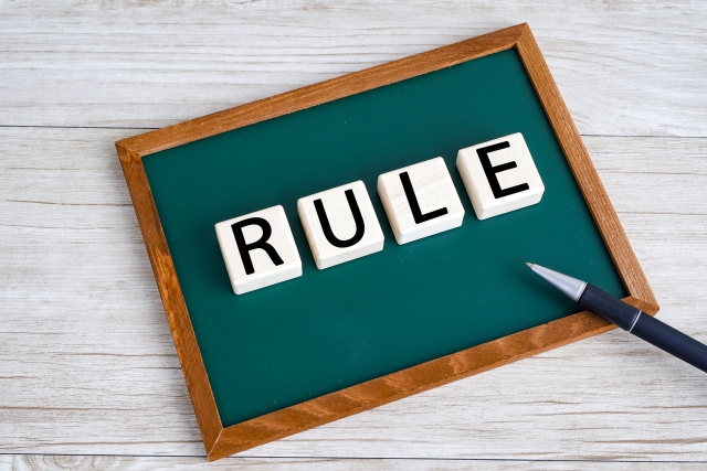 ミニ黒板に「RULE」のブロック