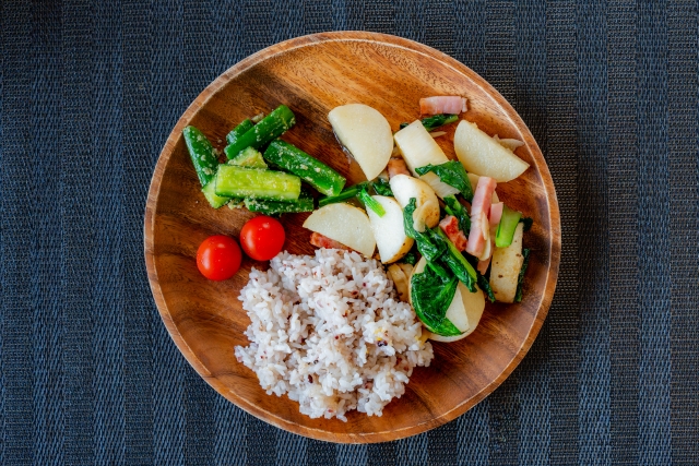 健康食　雑穀ごはんと野菜炒めのプレート
