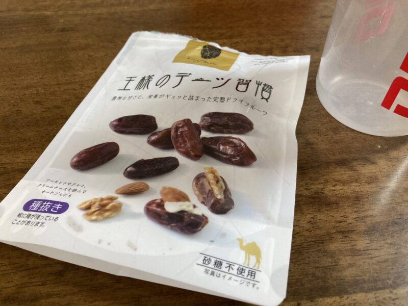 デーツとシェイカーボトル
