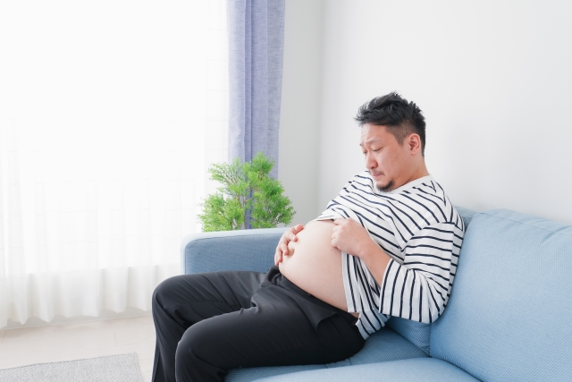 食べ過ぎで肥満体型の男性