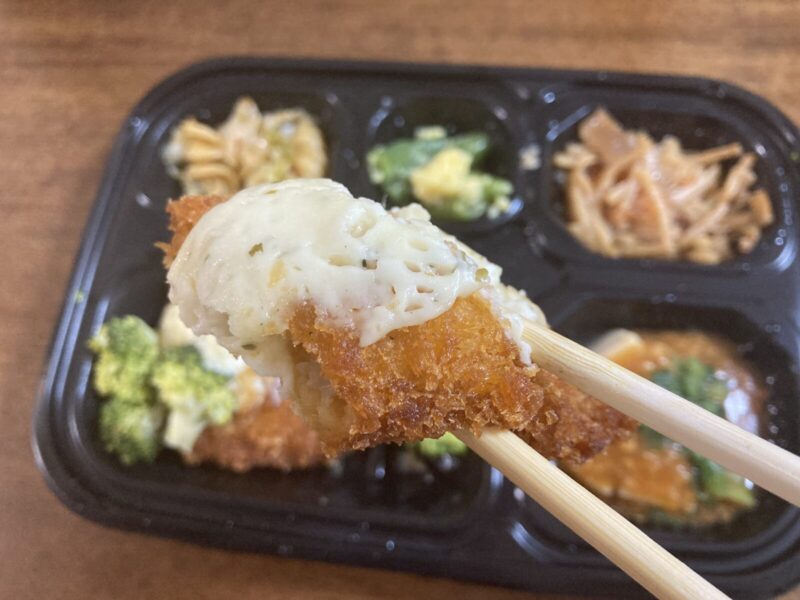 いつでも五菜「白身フライのタルタル」箸でフライを持ち上げた様子