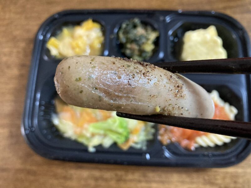 ポトフ-ウインナーを持ち上げ様子