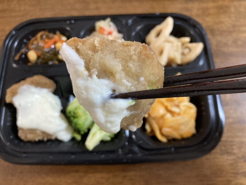 焼津港水揚げカツオの竜田揚げ　竜田揚げを箸で持ち上げた様子