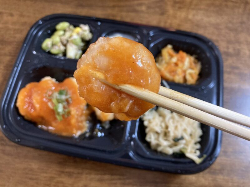 いつでも五菜「ねぎ香るエビチリ」エビを箸で持ち上げた様子