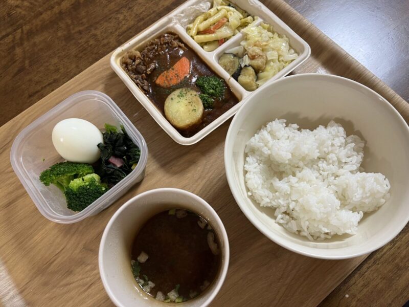 デリピックス：じっくり煮込んだビーフシチュー 赤ワイン仕立てとごはん、味噌汁、付け合せ