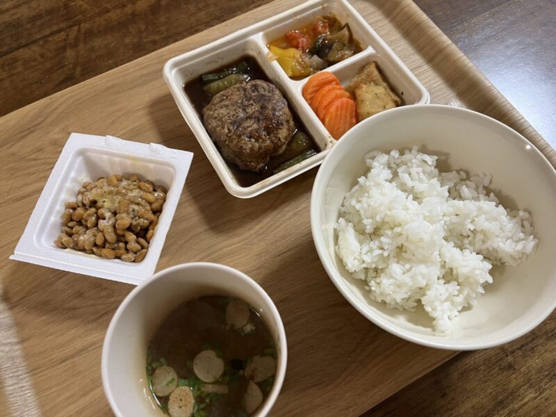 デリピックス：ハンバーグ-自家製赤ワインソース-ヴァンルージュ-とごはん、味噌汁、納豆
