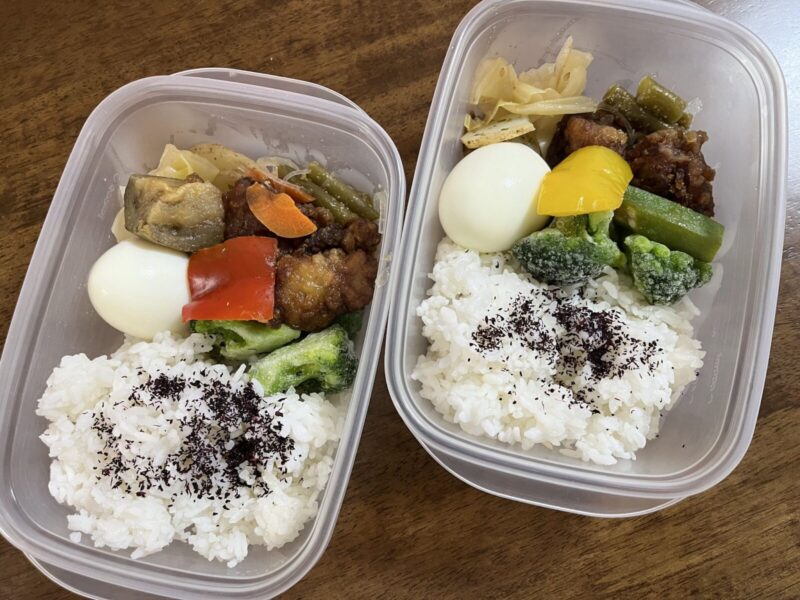 デリピックス：彩り野菜と鶏肉 バルサミコを使った洋風甘酢あんを弁当2食に分けた様子（ごはん、ブロッコリー、ゆで卵を追加）