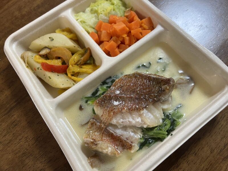デリピックス：赤魚のオーブン焼き 魚だし香る自家製白ワインソースを温めたあと