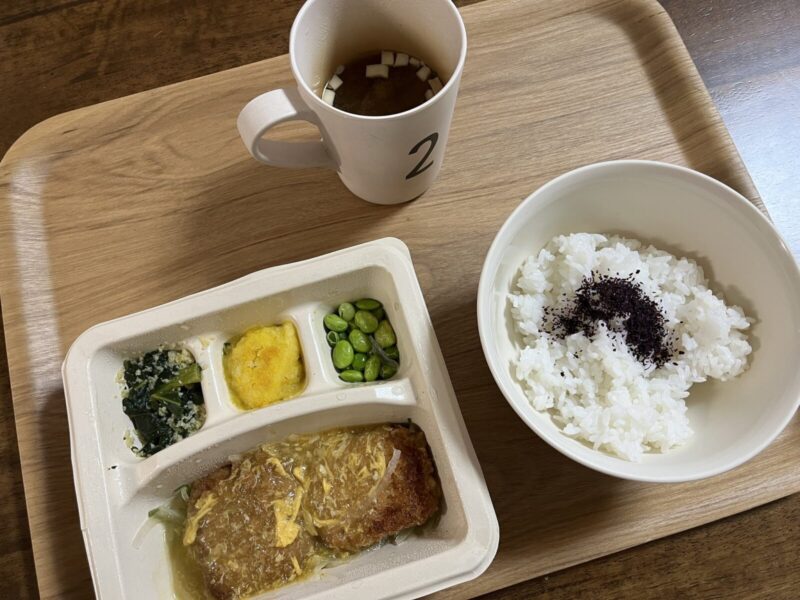 冷凍弁当noshと茶碗に入ったゆかりごはん、マグカップに入った味噌汁